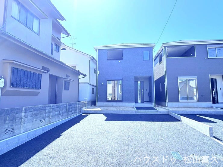 【外観】
ブラックを基調としたシックでモダンな装いが目を引くデザイン。周囲の景観に馴染みつつも、凛とした存在感を放ちます。