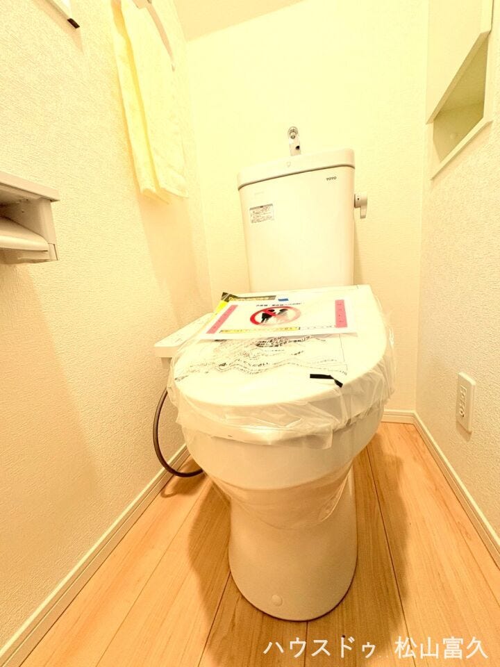 1階と2階の2ヶ所に設置されているため、朝の混雑時や夜中の移動もストレスフリー。白を基調とした清潔感のあるデザインに、小窓からの換気もスムーズな、心地よいプライベート空間です。