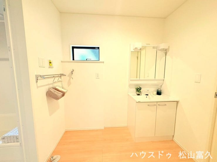 広さにゆとりがあり、家族が重なる朝の時間帯もスムーズに。洗濯機置き場からの動線もシンプルなので、脱衣から洗濯、そして浴室乾燥機への移動も効率よくこなせる家事楽な空間です。