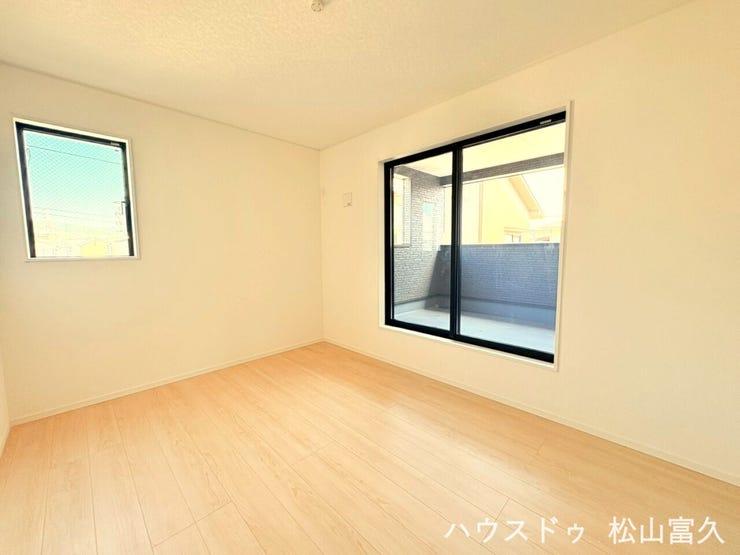 複層ガラス仕様で外の音が気になりにくく、静かな環境で勉強や趣味に集中できるのが嬉しいポイントです。