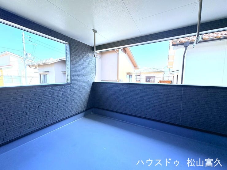 ワイドな南面バルコニーで、洗濯物や布団を一度にたくさん干せるのが魅力。日当たり良好なので乾きも早く、家事の時短に繋がります。2階の各部屋からアクセスしやすく、日常使いにとても便利な動線設計です。