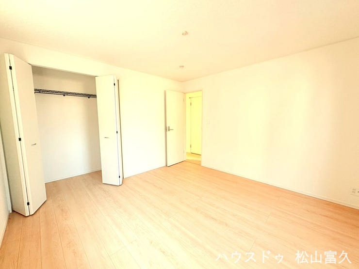 フローリング仕様でお掃除も楽々。各部屋が独立しているため、プライバシーもしっかり確保されています。