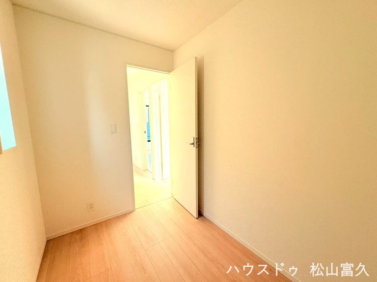 単なる収納としてだけでなく、趣味の部屋や書斎、ストックルームとしても活用できる絶妙な広さです。家の中にこうした「余裕のスペース」があることで、暮らしの質がぐっと向上します。