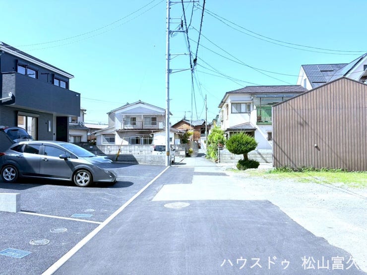 道路幅員4mのアスファルト舗装が施された、落ち着きのある道路環境です。閑静な住宅街の中に位置しているため、