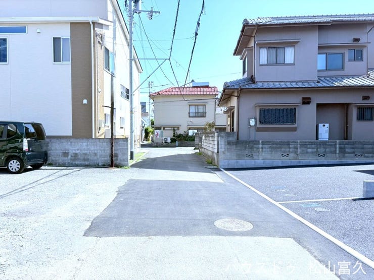 大きな通りに比べて交通量が少なく、お子様のいるご家庭や静かな環境を好む方にとって安心感のあるアプローチとなっています。