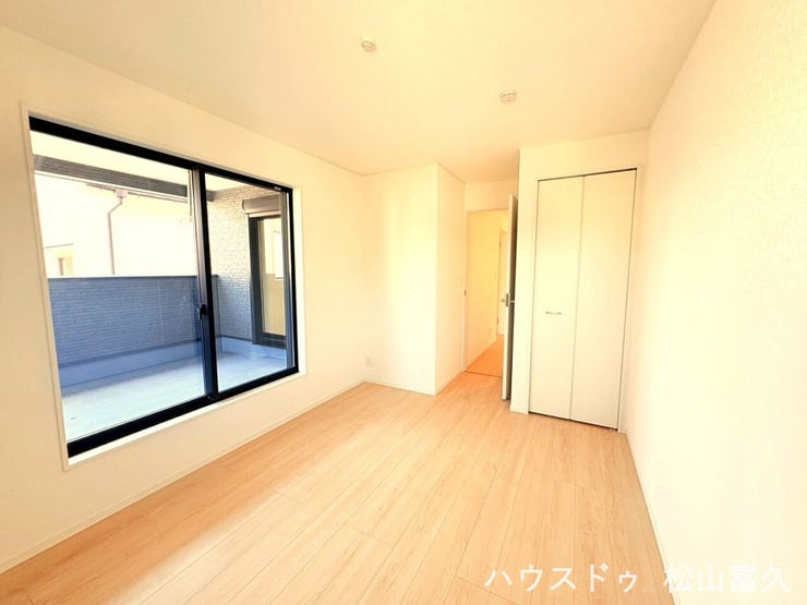 明るい陽射しが差し込む洋室は、お子様の成長に合わせてレイアウトを自由に変えられる柔軟な間取りです。フローリング仕様でお掃除も楽々。各部屋が独立しているため、プライバシーもしっかり確保されています。