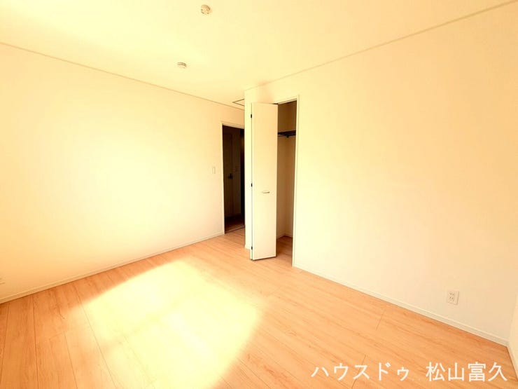 明るい陽射しが差し込む洋室は、お子様の成長に合わせてレイアウトを自由に変えられる柔軟な間取りです。