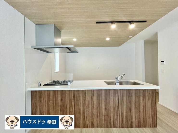 カウンターキッチンになっており、リビングの様子を見ながら作業をすることができます。