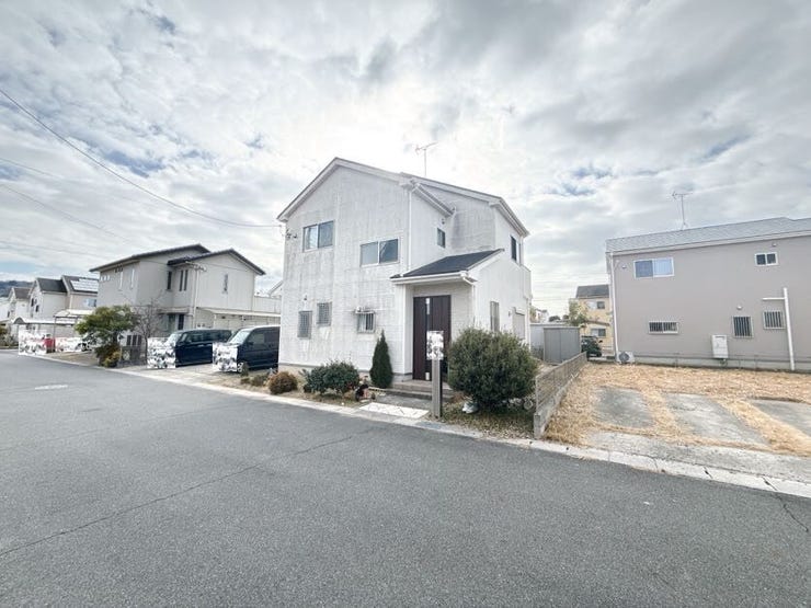 隣家との間隔が広い住宅地なので、お子様が小さいご家族やペットを飼われる方も安心です。