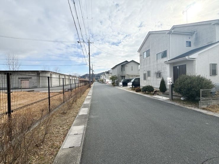 広々とした前道で車の出し入れもスムーズにできます。