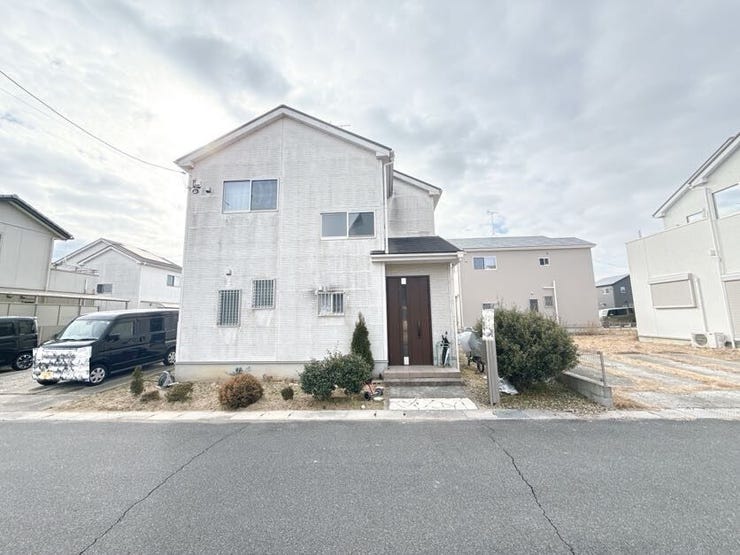 【外観】
「近鉄生駒駅」よりバス乗車5分、バス停「東之阪町」より徒歩7分の立地◎