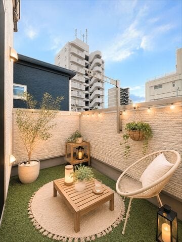 日差しを遮るオーニングやシェードなどを設置すれば夏場でも快適なスペースとなります。
設置することで、室内温度の上昇を抑えるとともに、エアコンなどの電気使用量を低減することにもつながりますね。