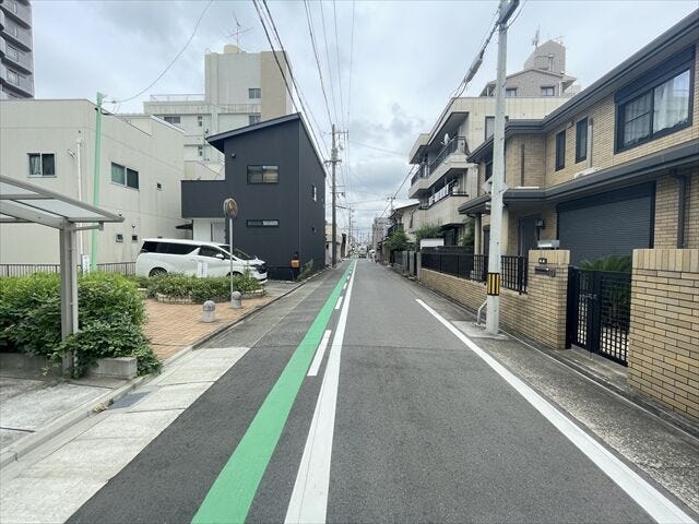 幅員約6mの前面道路です。道路幅が広いので、向かいの住宅とも距離があるため日当たりも確保しやすいです。