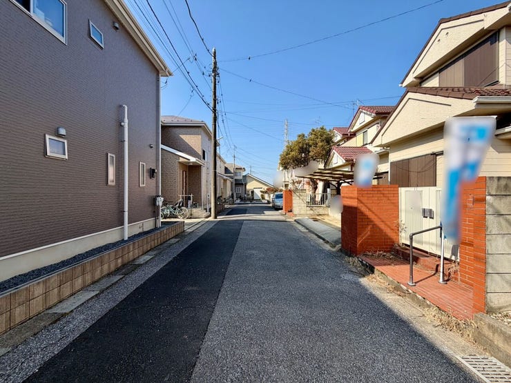 前面道路幅員約5m!車通りはあまりないので、車の出し入れはさほど困らないと思います!