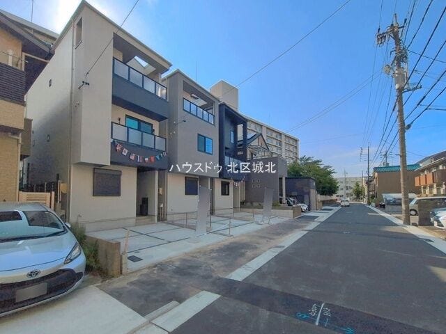 幅員約7.9m前面道路:引越し業者や宅配車などの大型トラックも停めることが出来る道幅です