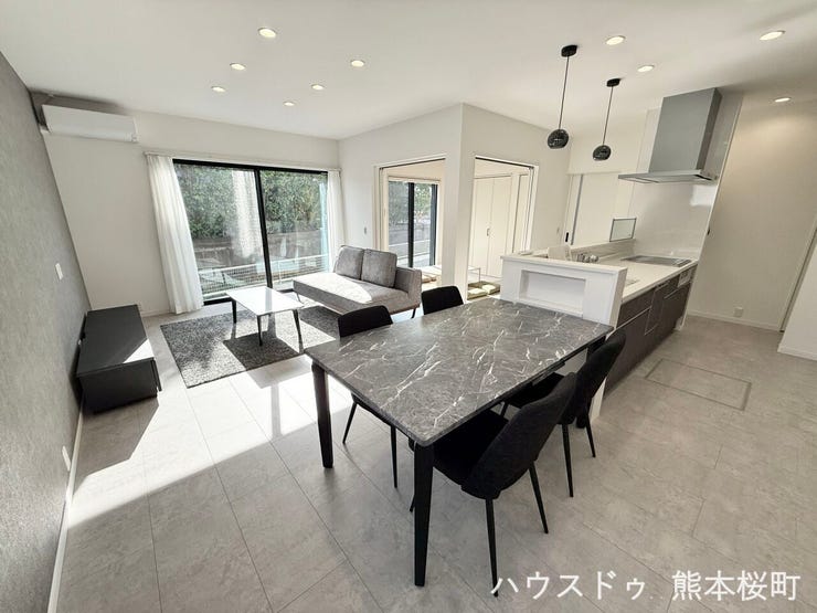 ■安らぎと笑顔の中心地■陽光が優しく降り注ぎ、会話が自然と弾む。ここでは、毎日が特別な時間へと変わります