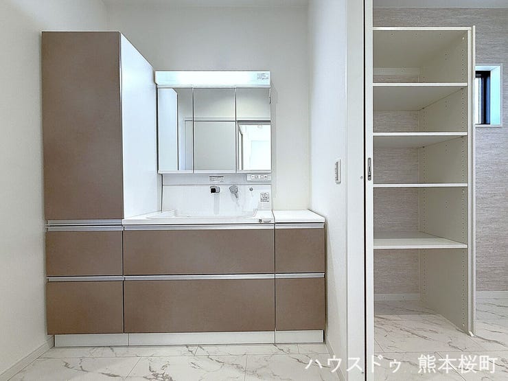 ■清々しいリフレッシュ空間■自分を磨き、気持ちを切り替える。心地よい光が差し込むプライベートスペース