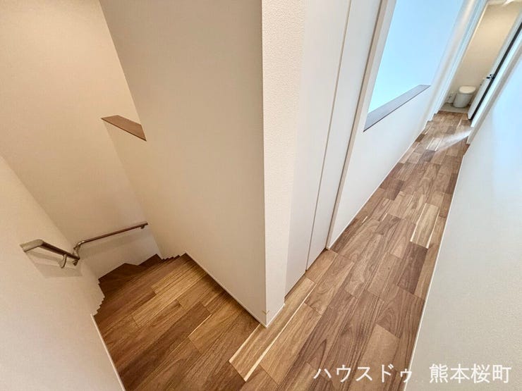 ■暮らしを繋ぐ、明るい動線■採光窓から光が差し込み、足元を優しく照らす。安全で快適な、家族の生活を支える縦の繋がりです。