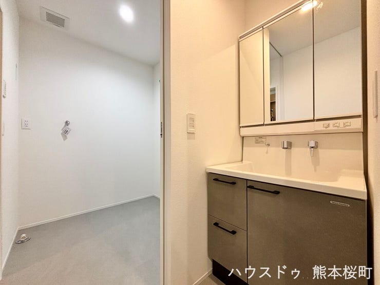 ■清々しいリフレッシュ空間■自分を磨き、気持ちを切り替える。心地よい光が差し込むプライベートスペース。