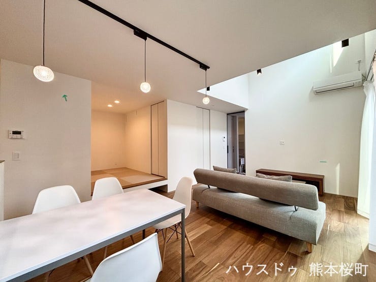 ■安らぎと笑顔の中心地■陽光が優しく降り注ぎ、会話が自然と弾む。ここでは、毎日が特別な時間へと変わります。