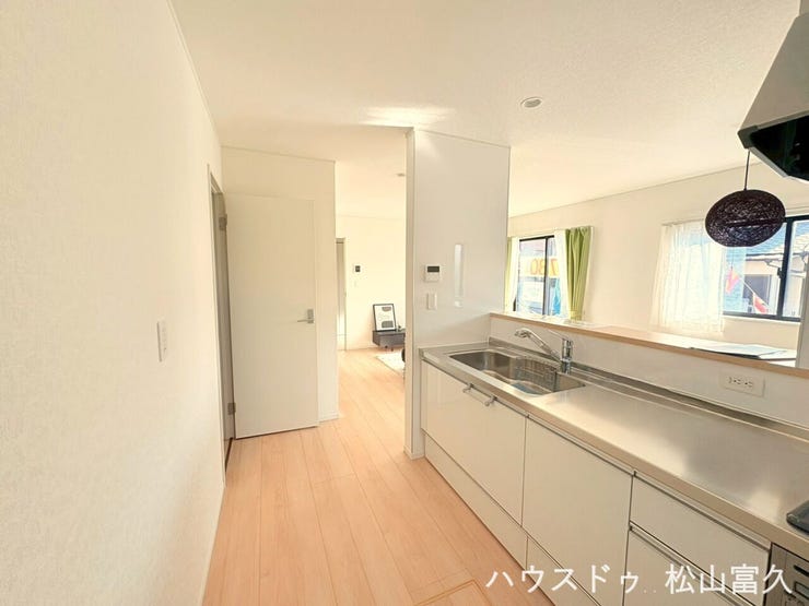 リビングを見渡せる配置で、小さなお子様を見守りながら作業が可能。機能的な設備が揃い、家事の時間を短縮しゆとりを生みます。