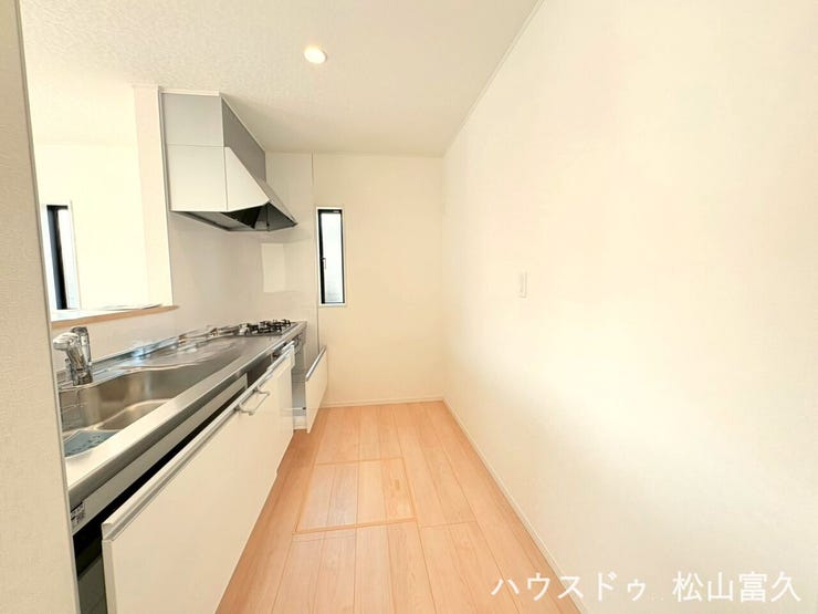 広々とした調理スペースは家族で並んでも余裕の広さ。スライド収納で奥の道具も取り出しやすく、毎日の準備がスムーズになります。