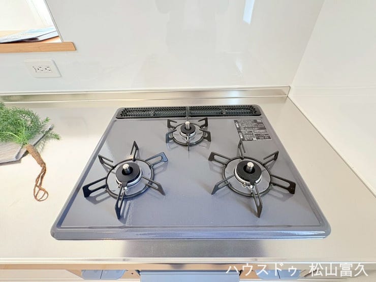 3口ガスコンロ。火力の調節ができるので、強火で調理したいチャーハンもおいしく出来上がります。