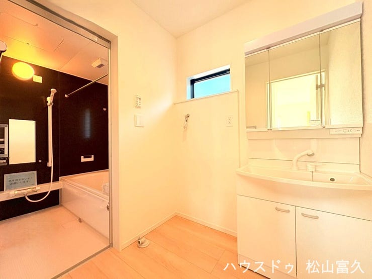 家事の合間にほっと一息つける癒やしの間。洗濯物を畳んだり、趣味を楽しんだりと、暮らしの幅が大きく広がります。