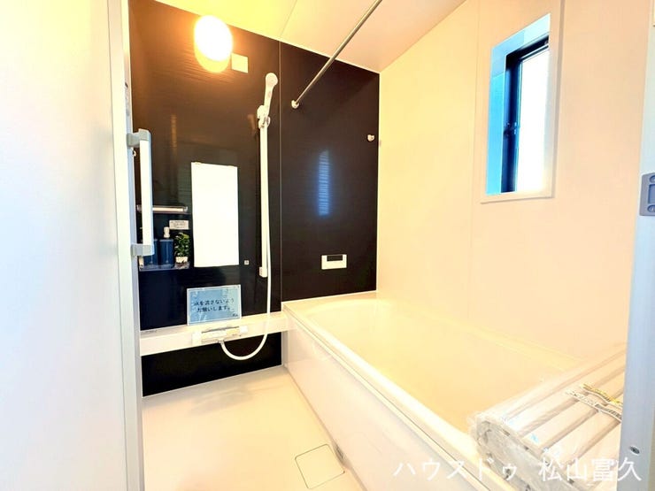 浴室乾燥機を完備し、梅雨時や夜の洗濯物もカラッと乾燥。オートバス機能でボタン一つでお湯が沸き、忙しい夜の準備を助けます。