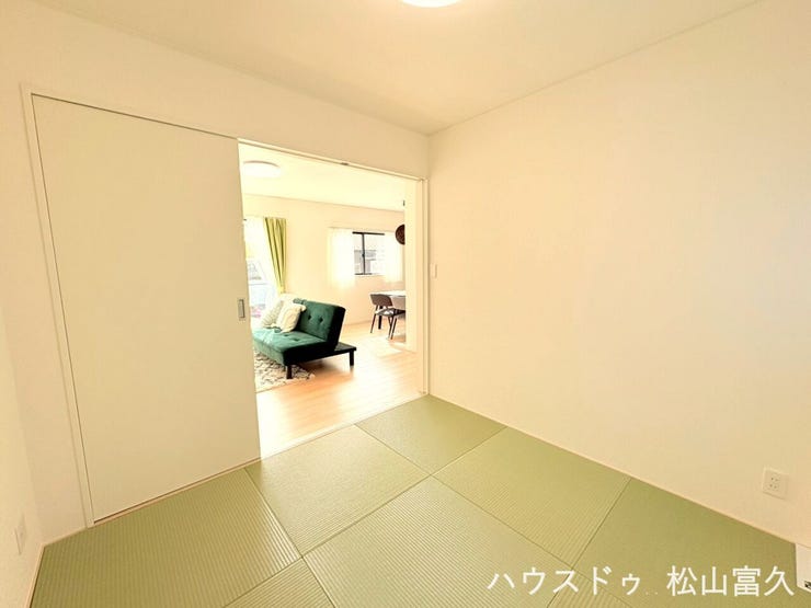 リビング横の和室は多目的に使える万能空間。お子様の遊び場や昼寝、急な来客時の寝室としても重宝します