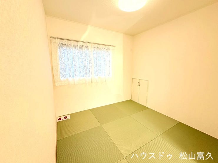 畳の温もりを感じながらリラックス。扉を開ければリビングと一体化した広々空間として、開放的に過ごせます