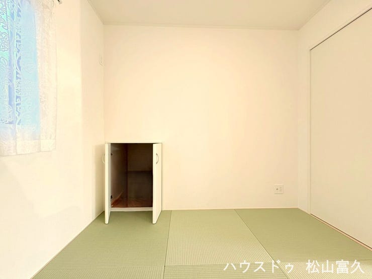 家事の合間にほっと一息つける癒やしの間。洗濯物を畳んだり、趣味を楽しんだりと、暮らしの幅が大きく広がります