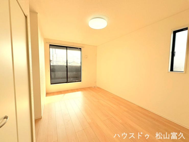 2面採光で明るい光が差し込む個室。全居室に収納を完備しており、部屋を広く使いながら自分だけの落ち着いた時間を過ごせます。