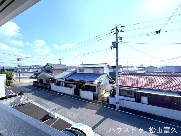 ルーフバルコニー仕様で、プライバシーを守りながら空を身近に感じます。ガーデニングや趣味のスペースとしても活躍する場所です。