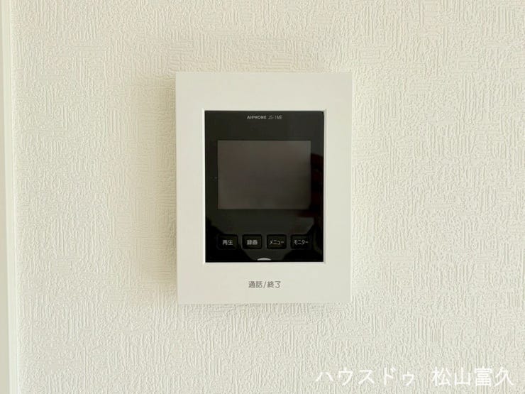 カラーモニター付きのインターホンは、夜間でもLEDライトが訪問者の顔を鮮明に映し出し、録画機能も備わっているため、外出中の来客確認もできて防犯性が高まります。