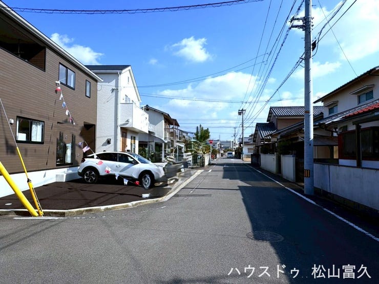 前面道路は5.9mと広く、並列での駐車もスムーズに行えるゆとりある設計です。