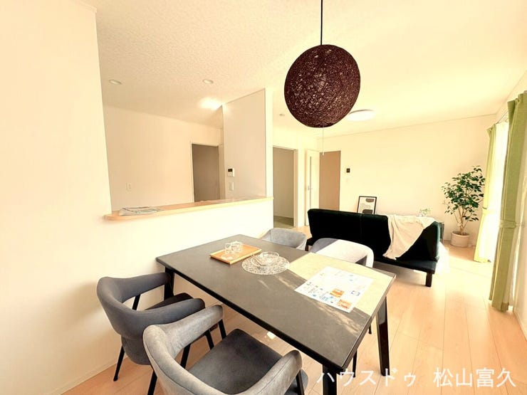 15畳以上の広々としたLDKは南向きで陽光がたっぷり。家族が自然と集まりたくなる、明るく開放的な団らんの空間を演出します。