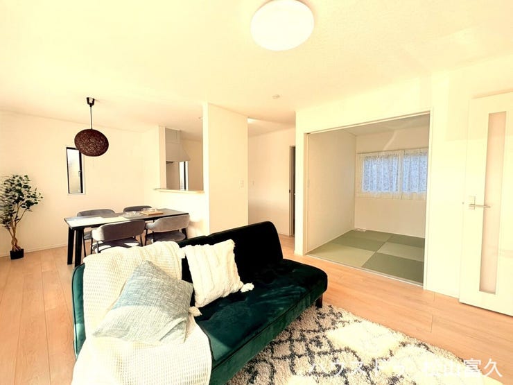 隣接する和室と合わせればさらに広い空間に。家具の配置がしやすい整形な間取りで、自分たちらしいインテリアを自由に楽しめます。