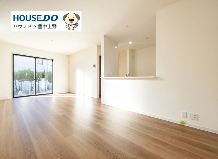 【リビング】
人気の1階リビング構造!複層ガラスにつき、断熱性・結露対策にも優れており、家族の中心の場として年中快適にお過ごしいただけます!