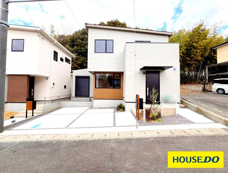 【外観】
清潔感や明るさをもたらす白と、温かみや落ち着きを演出する茶色の組み合わせで、バランスが良く高級感のある外観です。