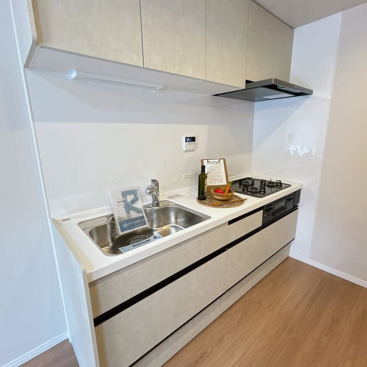 キッチンは壁付で、集中してお料理をすることができます。キッチンの裏はカップボードも置けるスペースもあります。リビングから見えにく構造も嬉しいポイント!