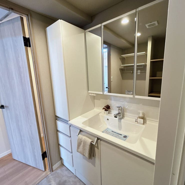 3面鏡の洗面台はとっても便利。朝の身だしなみチェックもばっちりです。洗面所の横には嬉しい収納棚付!ドライヤーやバスグッズの収納にもおすすめです。