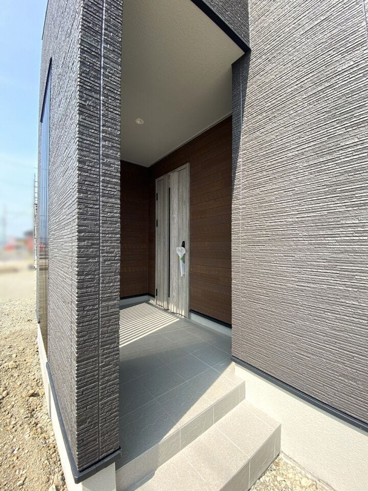 玄関ポーチで雨風を防げて、お出かけ・ご帰宅の際も便利ですね♪