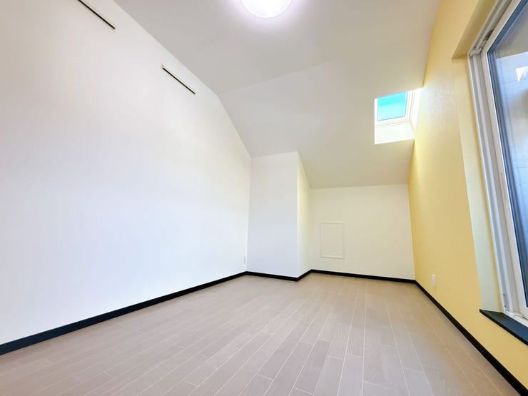 優しい色合いの室内です。
統一感があり、空間がより広く感じられます。