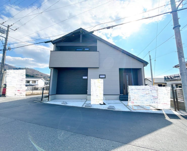 【外観】
現地「近鉄奈良駅」よりバス乗車10分、バス停「高畑住宅」より徒歩8分の立地◎