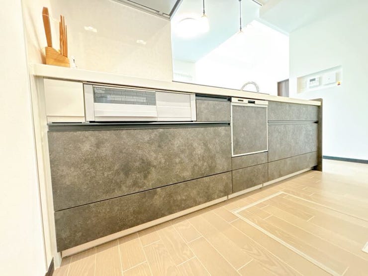 色合いに統一感のある、落ち着いた雰囲気のキッチンです♪