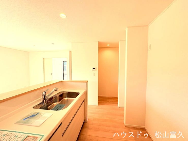キッチン横に、大容量パントリーを完備。ストック品をまとめて収納できるため、作業スペースが常にスッキリ片付きます。効率的な動線と圧倒的な収納力で、毎日の料理がより楽しく、快適になります。