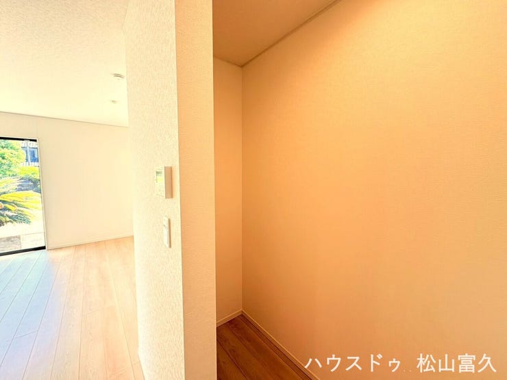 キッチン横に大容量のパントリーを完備。常備菜や調理器具、非常食などを一括管理できるため、キッチン周りを常にスッキリ保てます。特売日のまとめ買いも気兼ねなく楽しめる、収納力◎の心強い味方です。