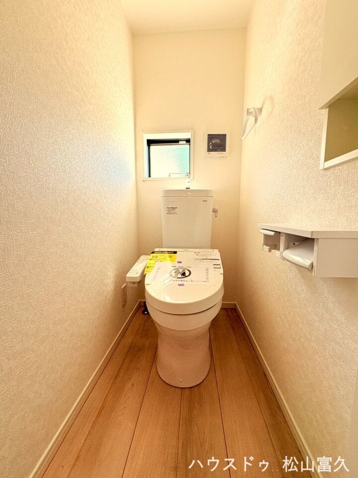 シンプルで清潔感のあるデザインを採用。1階・2階の2箇所に設置されているため、家族が多い朝の混雑時もスムーズです。毎日使う場所だからこそ、掃除のしやすさと快適な使い心地にこだわっています。