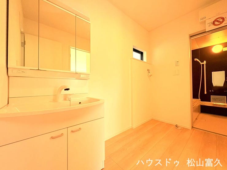 白を基調とした上品なデザインで、朝の身だしなみチェックがスムーズになる三面鏡を採用しています。鏡の裏には小物を隠して収納できるため、散らかりがちな洗面周りを常に清潔でスッキリとした状態に保てます。